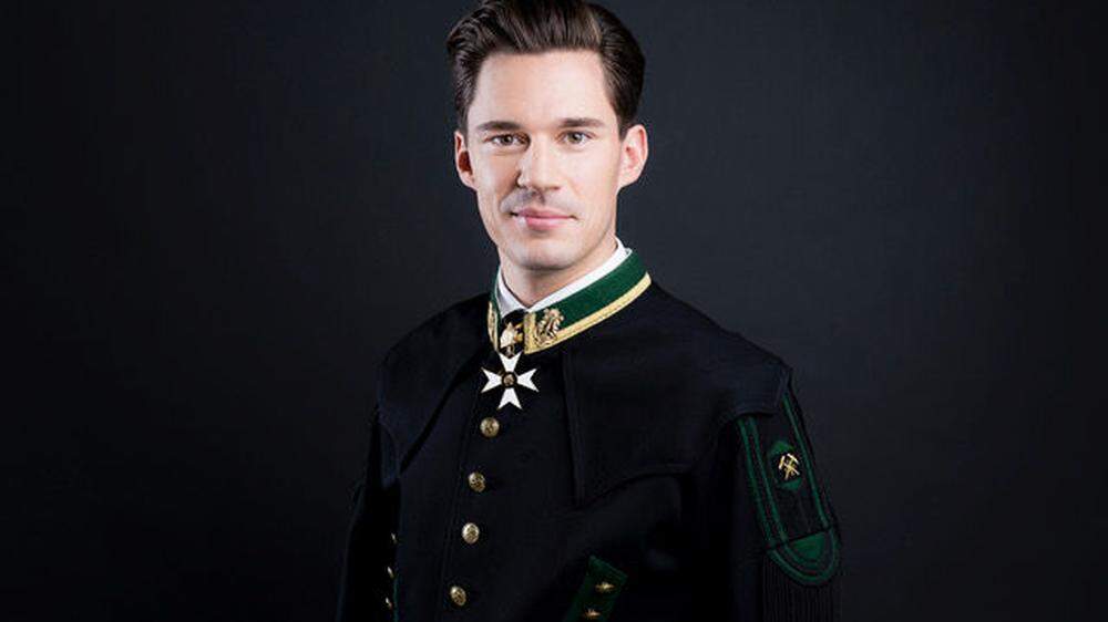 Der neue Regimentskapellmeister Domenik Kainzinger-Webern in prachtvoller Uniform