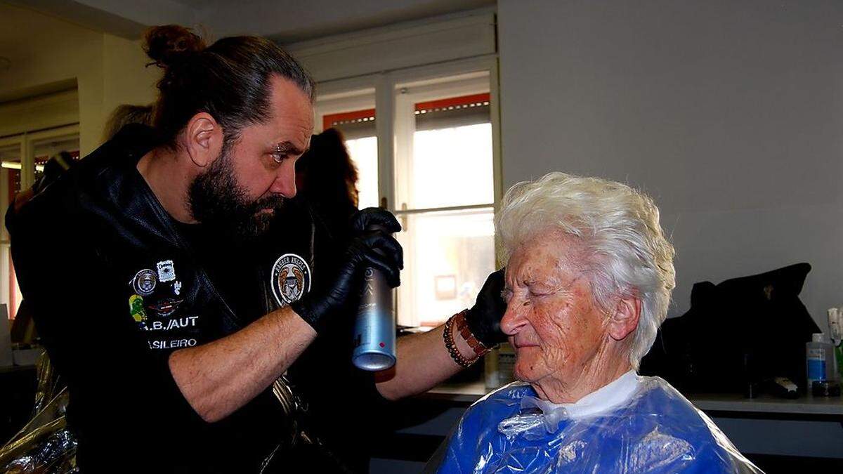 Ein Barber Angel bei der Arbeit im Grazer Vinzi-Nest