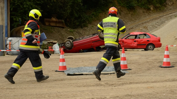 Ausgehend von einem Werkstättenbrand mit zwei vermissten Personen mussten von den anrückenden Einsatzkräften unter der Einsatzleitung von Franz Köberl und Roland Pauscher (FF Hafning) mehrere umfangreiche Übungsszenarien bewältigt werden.