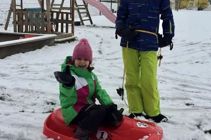 Florian (9) aus Lang zog Schwester Viktoria (5) mit dem Bob durch den Garten
