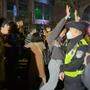 Protestierende und Einheiten der Polizei bei Zusammenstößen in Shanghai