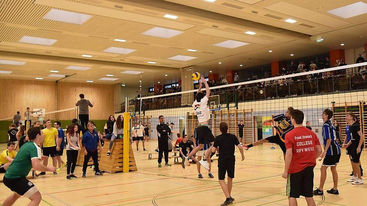 Beim HTL-Volleyballturnier ist drei Tage lang viel los in der Sporthalle des Bundesschulzentrums