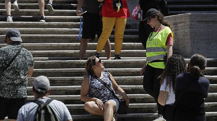 Rast auf Spanischer Treppe: Erst kürzlich führte Rom per Erlass neue Bestimmungen für Reisende ein. So ist es beispielsweise ab sofort verboten, eine Pause auf der berühmten Spanischen Treppe einzulegen – es drohen Strafen von bis zu 400 Euro. Verboten sind neuerdings auch das Baden in Brunnen und das Flanieren ohne Shirt und Hemd. Auch sogenannte "Pub Crawls", Kneipen-Hopping in größeren Gruppen, sind ab sofort untersagt. Die italienische Hauptstadt will damit die Auswirkungen des Massentourismus beschränken.