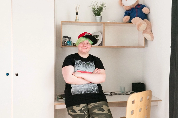 Es gibt auch zahlreiche Angebote für gemeinsame Aktivitäten, wie Kekse backen in der Weihnachtszeit. „Man muss da aber nicht mitmachen, wenn man nicht möchte“, sagt Iggy. Jedes der Einzelzimmer misst 14 Quadratmeter, je zwei Mädchen teilen sich ein Bad.