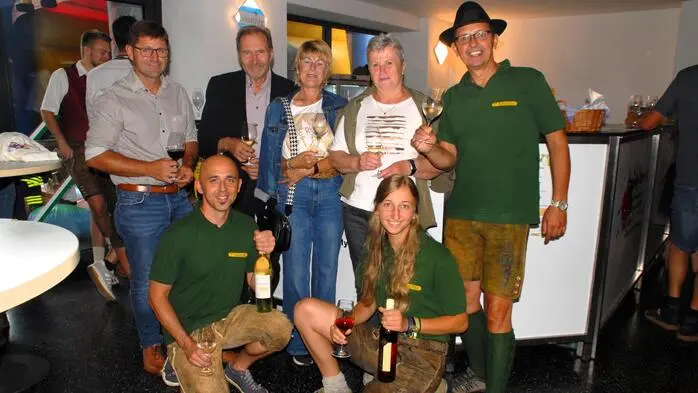 Das traditionelle Sturm- und Kastanienfest der Marktmusikkapelle Pischelsdorf unter ihrer Obfrau Christina Herbst und Kapellmeister Wolfgang Winkler sorgte trotz wechselhaften Sonntagswetters für regen Zuspruch. 