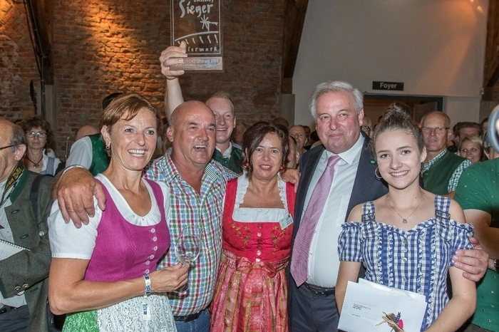 Hochstimmung mit den Siegern. Im Bild Landeshauptmann Hermann Schützenhöfer und Vizepräsidentin Maria Pein mit Familie Palz aus Klöchberg