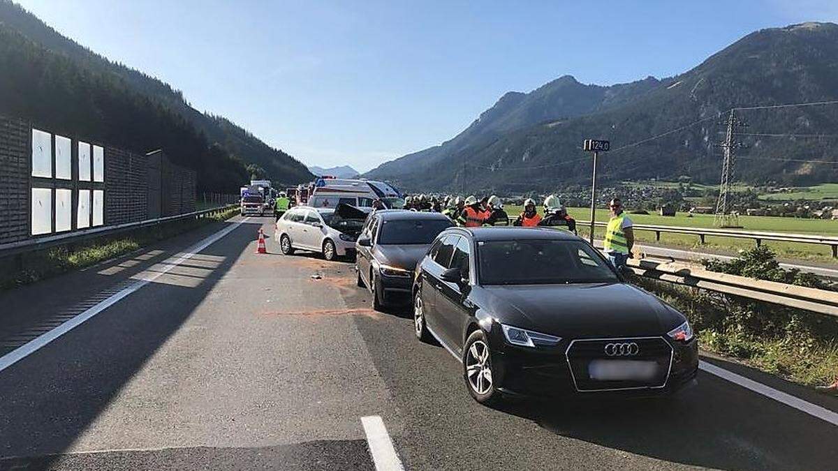 Mehrere Autos waren bei einem Auffahrunfall auf der A9 verwickelt