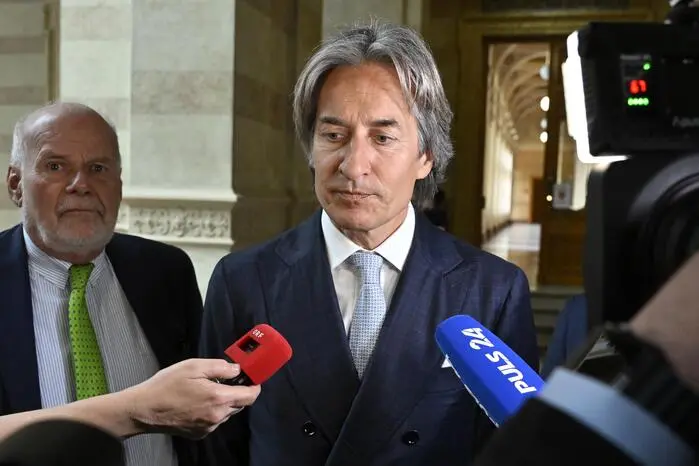 Der Oberste Gerichtshof hat das erstinstanzliche Untreue- und Geschenkannahme-Urteil gegen den ehemaligen Finanzminister Karl-Heinz Grasser in der Buwog-Causa bestätigt, das Strafausmaß aber auf vier Jahre Freiheitsstrafe reduziert. 