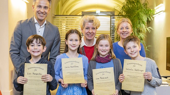 Die frisch gewählte Kinderbürgermeisterin Lea Poldrack und der Kinderbürgermeister Luis Margreiter mit ihren Stellvertretern Lucia Havrillova und Valentin Watzinger. Stadtrat Kurt Hohensinner, Jugendamtsleiterin Ingrid Krammer und Projektleiterin Heidi Richter-Jursitzky gratulierten.