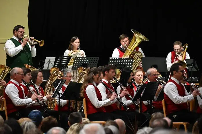Ein besonderer Höhepunkt des Abends war das Werk „Brasserie“ von Otto M. Schwarz für Bassquintett und Blasmusik. Gemeinsam mit Dirigent Michael Uhr standen dabei die Gastmusiker Kathrin Kurej, Stefanie Dietrichsteiner, Martin Schusser, Johannes Madrutter und Jakob Ebner auf der Bühne.