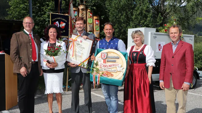 Der Unternehmer Franz Leeb (3. von Links) freute sich sehr über die Ehrenbürgeschaft seitens der Gemeinde Gnesau, die er von Bürgermeister Erich Stampfer überreicht bekommen hatte!
