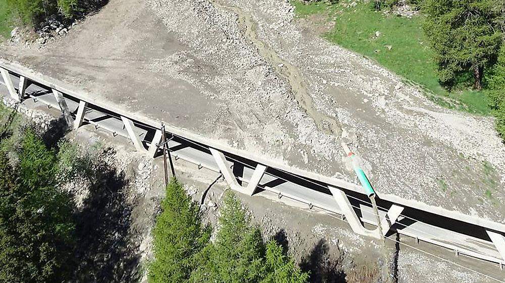 Die Ötztalstraße in Tirol ist nach einem massiven Felssturz gesperrt.