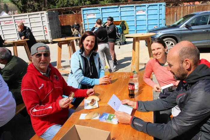 Nach dem Sammeln der verschiedensten Abfälle wie Verpackungen, Zigarettenstummel, Glasrückstände, Aludosen, Plastikmüll und mehr wurden alle Teilnehmer mit einer Jause und Getränken von der Marktgemeinde Ligist im Bauhof belohnt.