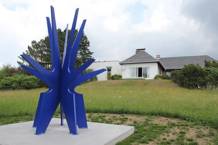 Die Skulptur von Marko Lulic hat viel Luft zum Atmen. Dahinter das großräumige Kunstdepot, das sich nahtlos ans Wohnhaus anfügt.