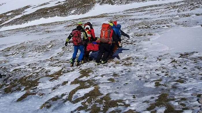 Wegen stürmischer Verhältnisse musste der Verletzte 200 Meter im Bergesack über teils blankes Eis getragen werden 