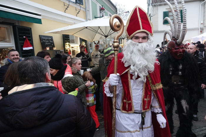 Auch der Nikolaus war gekommen und verteilte Süßigkeiten.