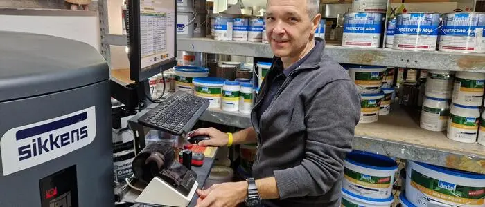 Franz Konrad an der computergesteuerten Farbmischanlage