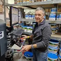 Franz Konrad an der computergesteuerten Farbmischanlage
