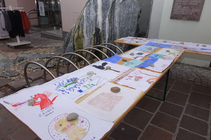 Die Bilder wurden in der Fußgängerzone auf Schnüren aufgehängt oder auf Tischen aufgelegt.