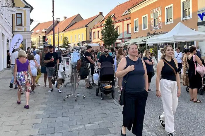 Dazu kredenzen die Wirte der Stadt kulinarische Genüsse unter freiem Himmel. Über den großen Besucherandrang am „Langen Einkaufsdonnerstag“ freute sich auch Bürgermeister Franz Jost.