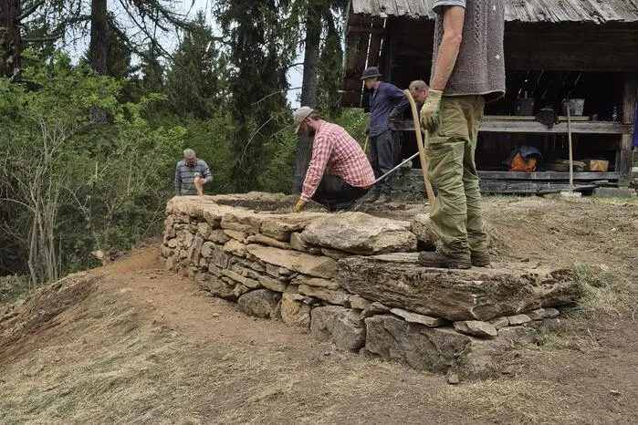  Im Mittelpunkt standen dabei Kalkputzen, Trockensteinmauern sowie Arbeiten mit Holz. 
