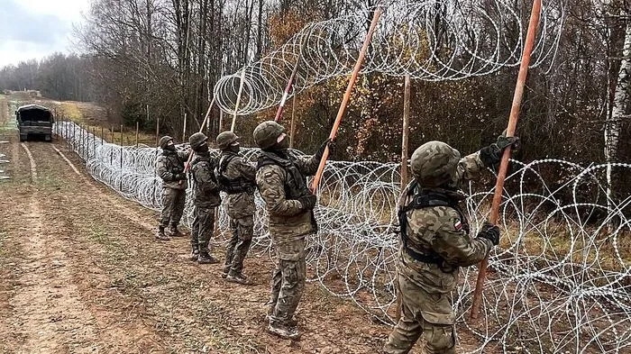 Offiziell keine Migrationsfreunde. Polnische Soldaten errichten Grenzzaun nahe Kaliningrad.