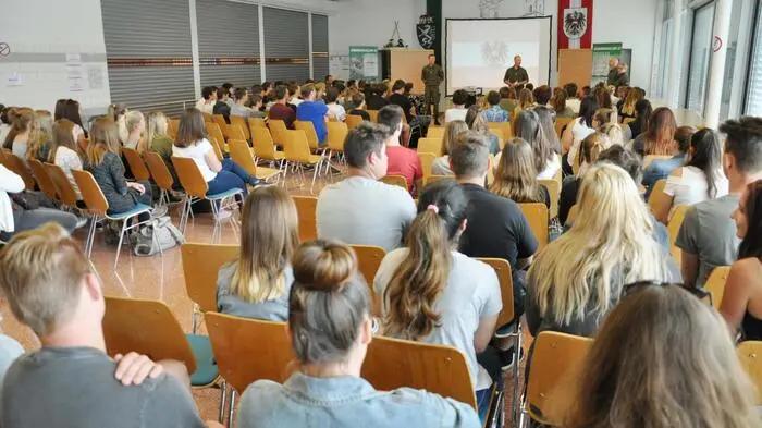 Über 200 Jugendliche stürmten  beim Tag der Schulen die Kaserne Straß und riskierten einen Blick hinter die Kasernenmauer. Nach einer Einweisung in die Aufgaben, Einsätze und die Karrieremöglichkeiten im Bundesheer konnten sich die Schülerinnen und Schüler bei verschiedenen Stationen über die Ausrüstung, die Fahrzeuge und den Soldatenalltag informieren. Highlight war natürlich eine Fahrt mit dem Mannschaftstransportpanzer Pandur.