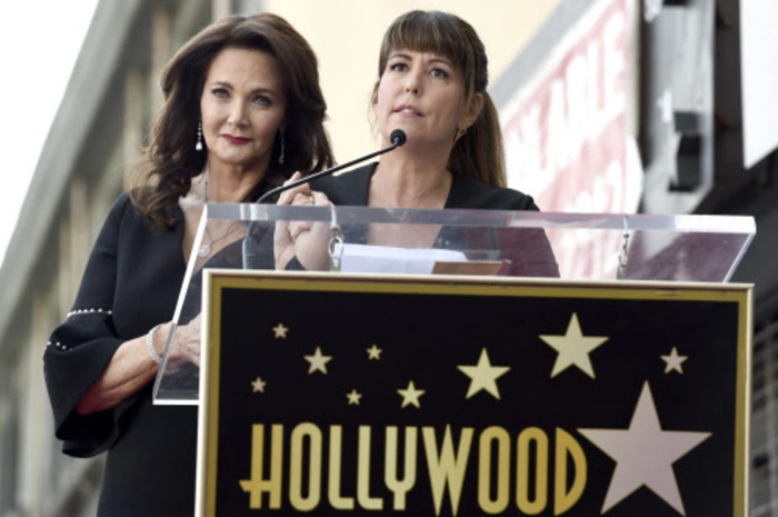 US-Regisseurin Patty Jenkins (46), die im vorigen Jahr den Superheldinnen-Film "Wonder Woman" mit Gal Gadot in die Kinos brachte, ist zur Enthüllung der 2632. Plakette als Gastrednerin eingeladen worden.
