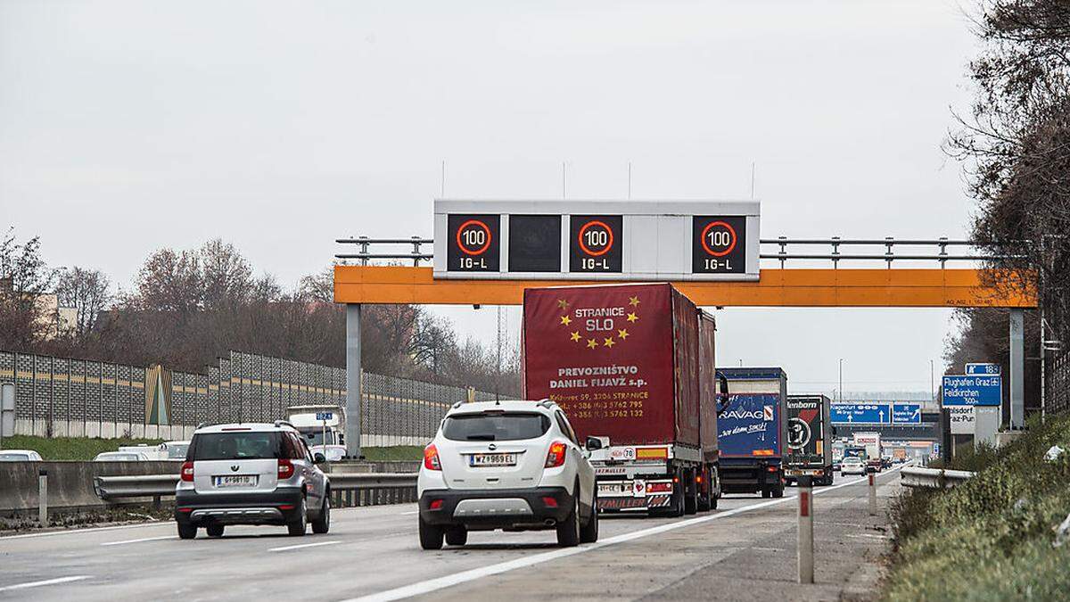 Tempo 100, nicht nur zur Verbesserung der Luftgüte wie hier, wünschen sich einige Bürgermeister und Umweltlandesrat Holub auf der A 2 (Symbolfoto)