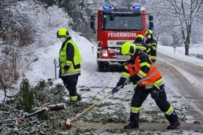 In Waldstein räumte die Feuerwehr umgestürzte Bäume von der Straße