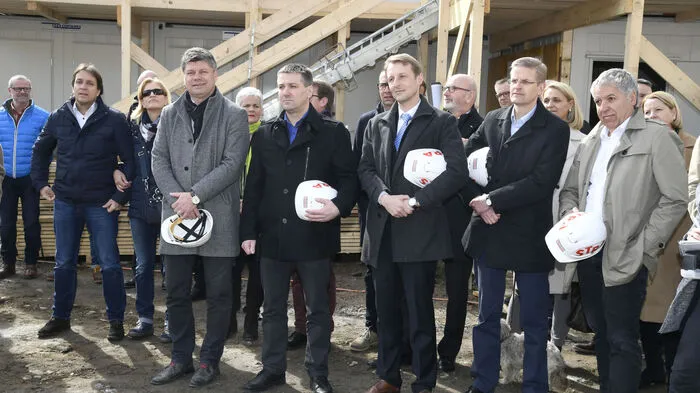 Mit dem Bau des neuen Rathausmarktes wird ein neues Stück Bauzeitgeschichte im Zentrum der Stadt geschrieben. Darüber freuten sich der Bauherr, die Stadtgemeinde und die neuen Bewohner.