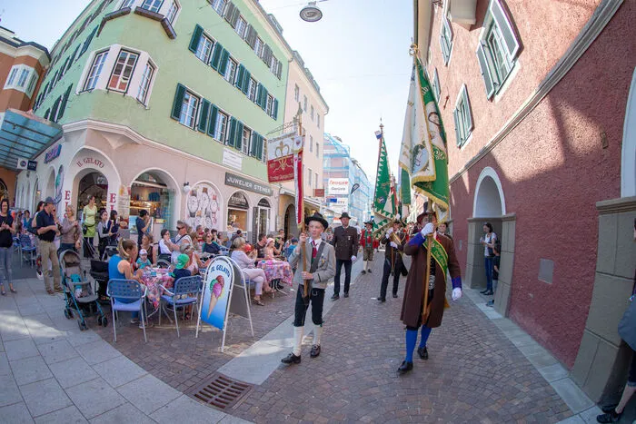 ...dann marschierten die Schützen in Lienz auf.