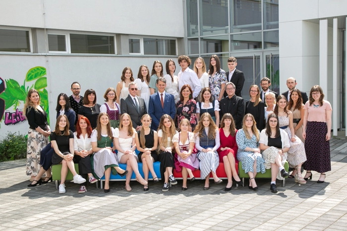 Die Klasse 8bw des B(R)G Leibnitz: Ausgezeichneter Erfolg: Julia Gritsch, Lena Nebel, Larissa Oberegger, Hannah Posch, Benjamin Schöller und Elena Stibitzhofer. Guter Erfolg: Hannah Drexler, Laura Lukas, Helena Heidi Maier, Magdalena Radl, Johanna Schigan, Lena Steinkellner und Katharina Stromberger. Bestanden: Enzo Diessl, Anna Kusin, Valentina Rebekka Lenz, Miriam Mandl, Emma Neuhold, Agate Petusko, Hanna Sturmann und Lisa Tretnjak. 
