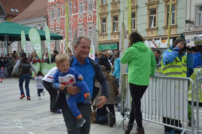 "Sprintverweigerer" wurden kurzerhand über den Hauptplatz getragen.