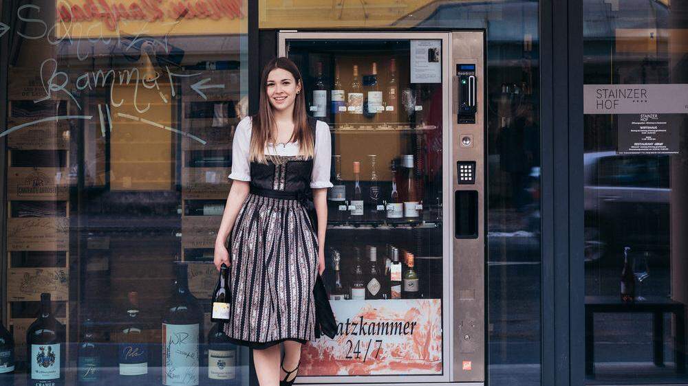 Österreichs erster Weinautomat steht in Stainz - Mitarbeiterin Larissa Schmid