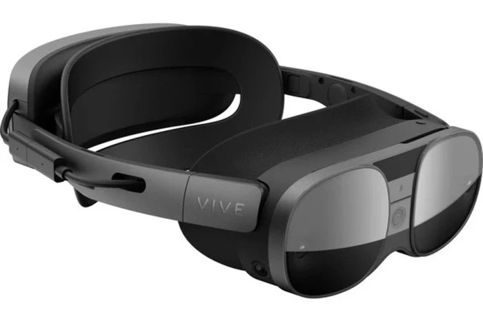HTC bietet mit der kabellosen Vive XR Elite technologisch ziemlich alles, was zurzeit gefragt ist. Auch eine „Passthrough“-Kamera, die einen Blick auf die reale Umgebung ermöglicht. Die Displays in der Brille lösen mit 1920 x 1920 Pixel pro Auge auf. 110 Grad großes Sichtfeld, rund 1400 Euro teuer.