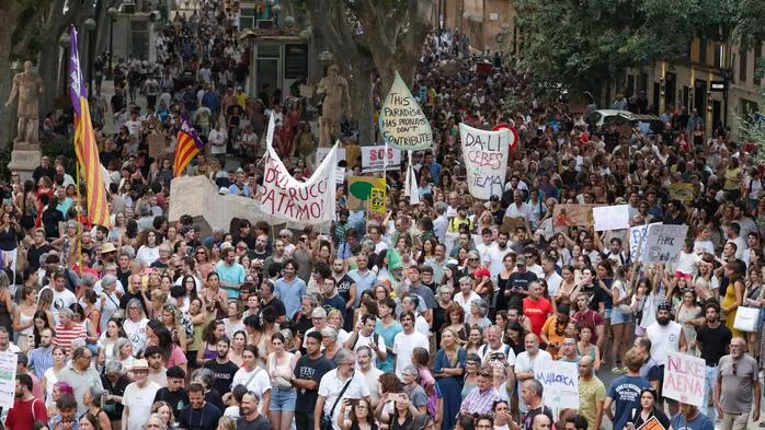 Sonntagabend protestierten Tausende Mallorquiner gegen ein Zuviel an Touristen
