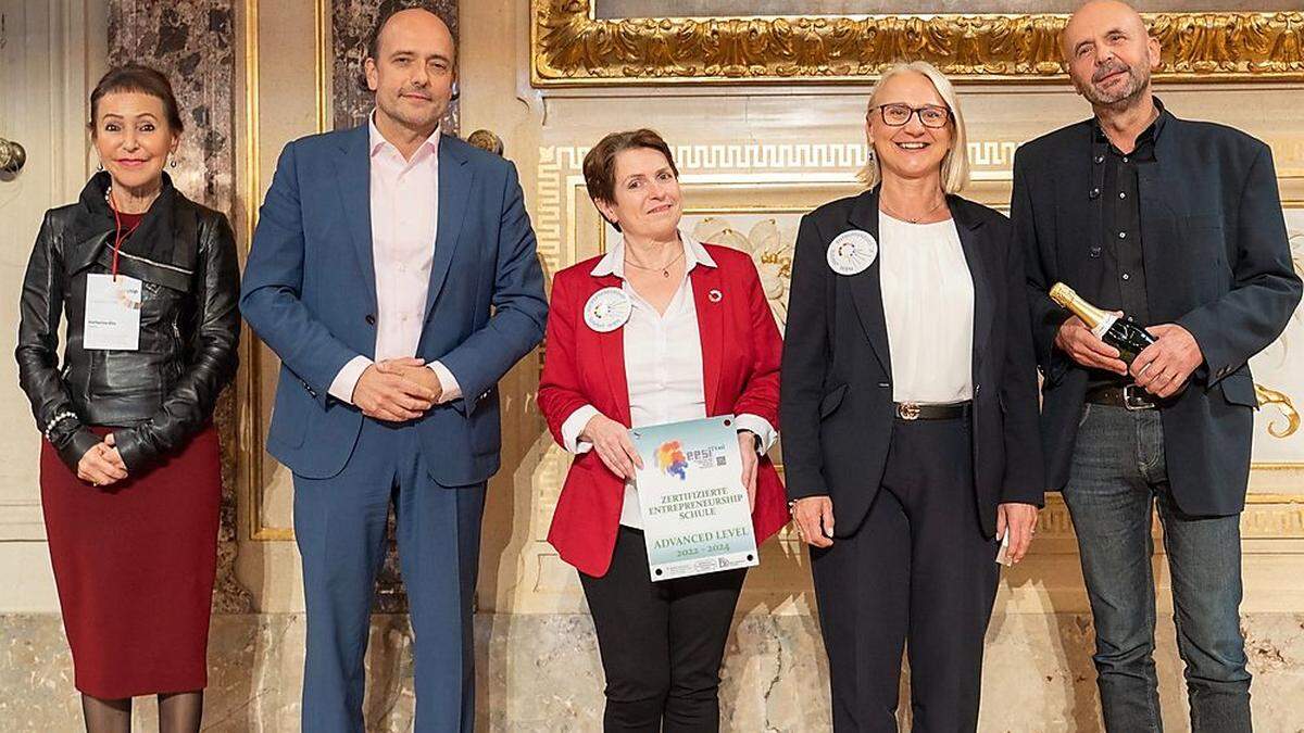 Katharina Kiss (Bildungsministerium), NEOS-Bildungssprecher Stefan Gara, die beiden Entrepreneurship-Koordinatorinnen der HAK Eisenerz Karin Späth und Petra Perndorfer sowie HAK Eisenerz-Direktor Wilfried Fürbaß