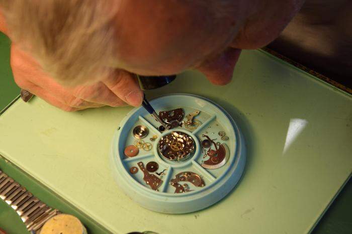 Eine zwecks Reinigung komplett zerlegte Herrenarmbanduhr – das komplette Uhrenservice dauert gut zwei Stunden