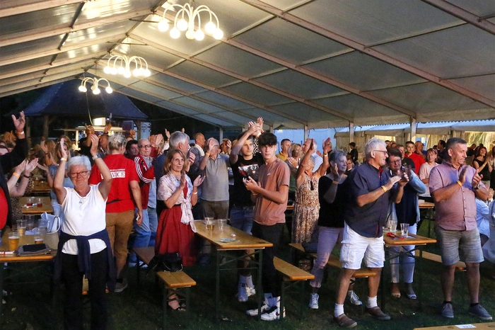und ein großes Partyzelt mit einer tollen Stimmung...