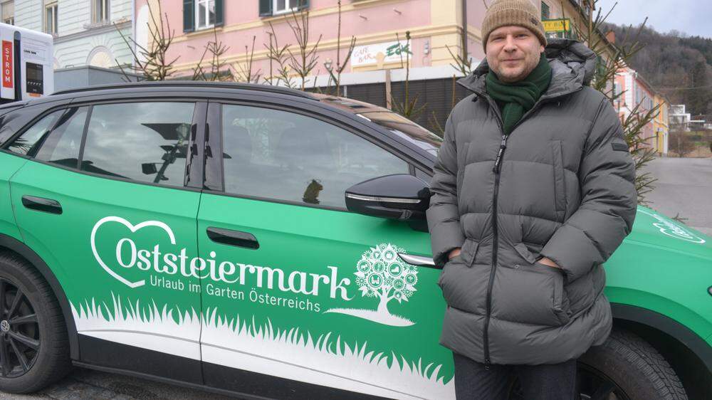 Nicht gerade unauffällig ist Stefan Schindler mit seinem grünen Auto in der Oststeiermark unterwegs