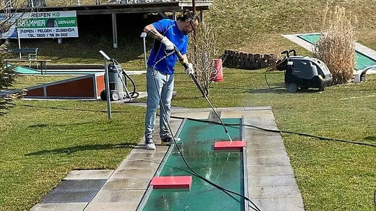 Christian Gobetz bei den letzten Vorbereitungsarbeiten für die neue Saison