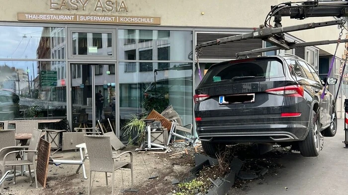 Ein Auto prallte gegen das Grazer Thai-Restaurant "Easy Asia" in der Albert-Schweitzer-Gasse. Verletzt wurde zum Glück niemand. Doch der Schaden an dem Gebäude ist beträchtlich.