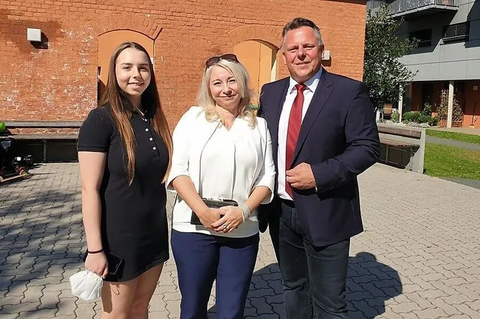 SPÖ-Spitzenkandidat Michael Ehmann mit Gattin Anna und Tochter Celina bei der Stimmabgabe in Graz-Gösting. Er ist guter Dinge, "das könnte heute wirklich klappen". Jetzt geht die Familie essen, ab ca 16 Uhr ist Ehmann dann im Volksgarten-Pavillon.