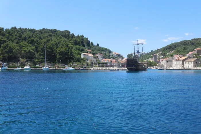Die Umgebung von Dubrovnik lässt sich sehr gut mit dem Boot erkunden. Wenn man sich etwa ein kleines Boot mit Skippern mietet, dann kann man sich zu kleinen Stränden fahren lassen und einfach ins Meer springen.
