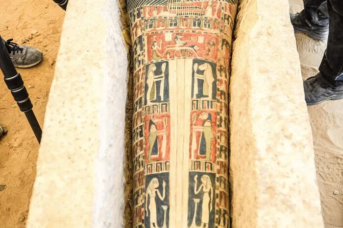 Die Funde wurden während Erdarbeiten auf dem Gräberfeld von Dahshur am Westufer des Nils gemacht, wo einige von Ägyptens ältesten Pyramiden stehen.