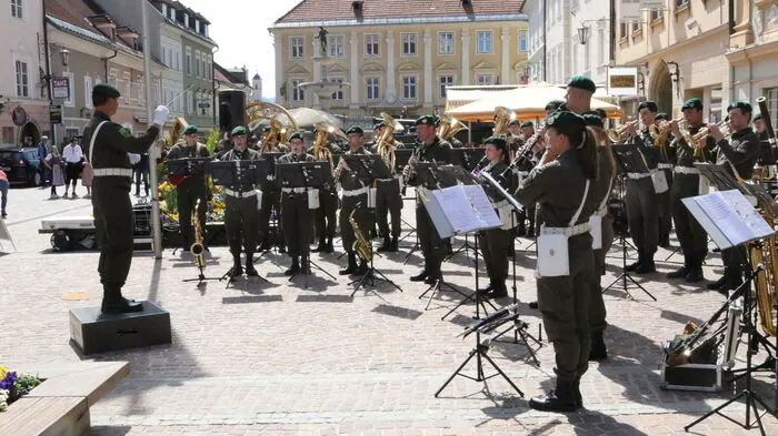 Unter dem Motto „Heer on Tour“ lud die Militärmusik Kärnten unter Kapellmeister Oberst Dietmar Pranter auf den Hauptplatz der Herzogstadt. 