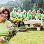 Obfrau Hannelore Kaspar mit Mitgliedern der Trachtengruppe Maria Rain beim Binden der Kräutersträuße