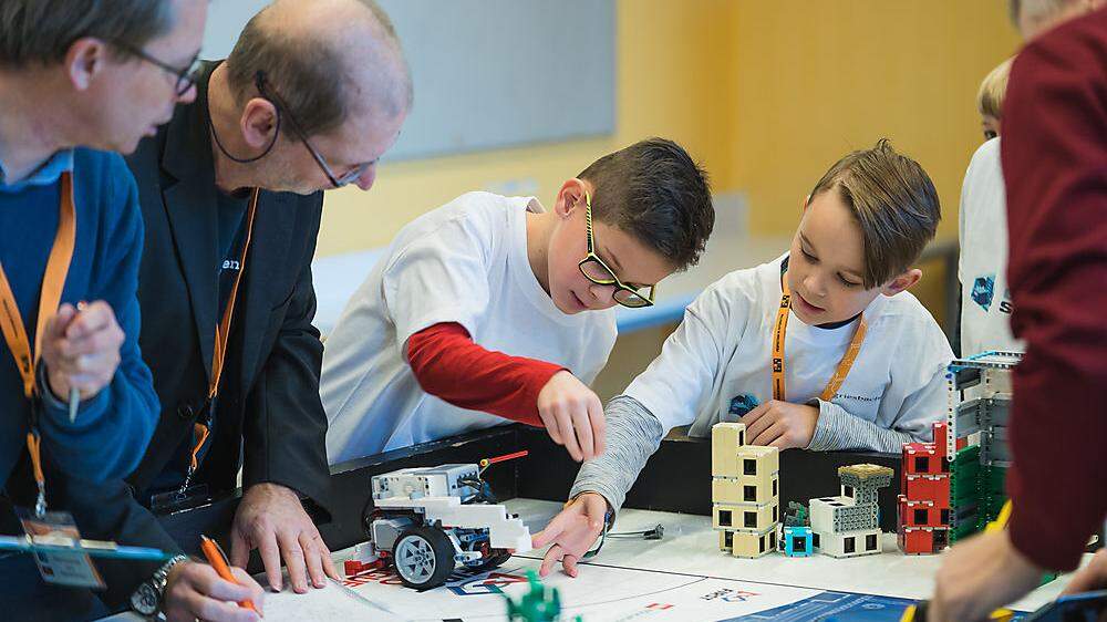 Jungforscher in Aktion: In der Design-Disziplin erklären die Schülerinnen und Schüler beim &quot;First Lego-League&quot;-Wettbewerb ihre Soft- und Hardware 