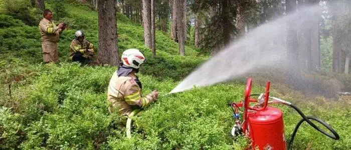 Die Feuerwehr war am Unfallort – auch um einen durch die abgestürzte Maschine ausgelösten Waldbrand einzudämmen
